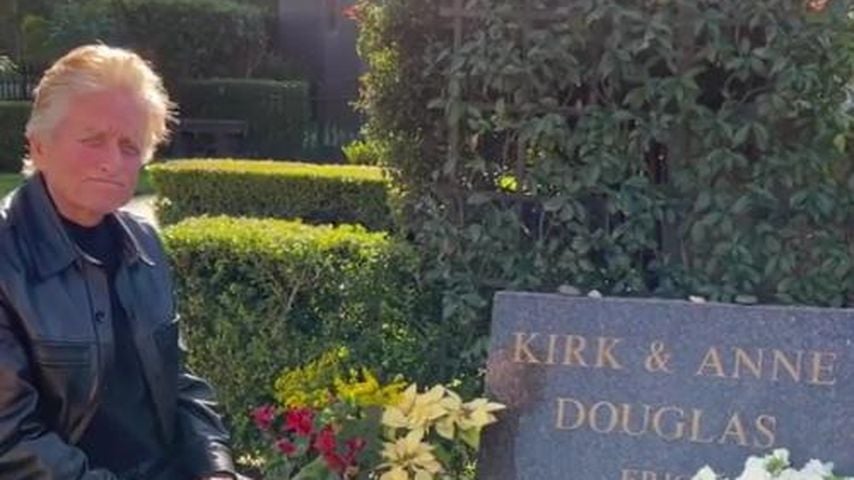 Dritter Todestag: Michael Douglas besucht Grab seines Vaters