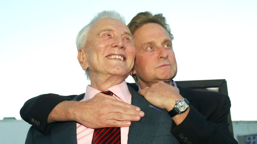 Kirk und Michael Douglas bei der Premiere von "It Runs In The Family", 2003