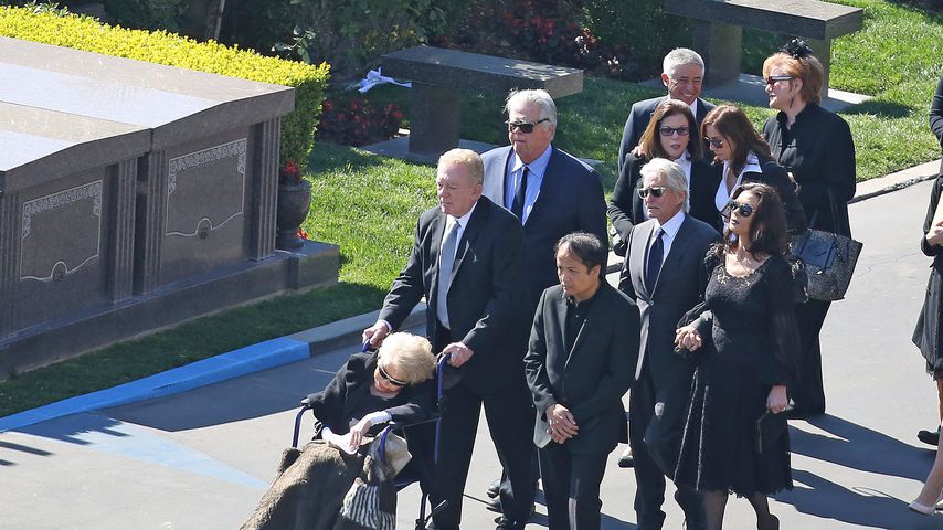 Michael Douglas und Familie auf der Beerdigung seines Vaters Kirk