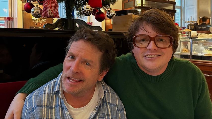 Michael J. Fox grinst mit seinem Sohn Sam