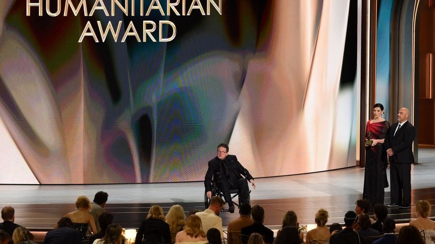 Michael J. Fox wird bei den 78. Primetime Emmy Awards in Los Angeles mit dem Bob Hope Humanitarian Award geehrt