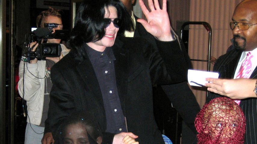 Michael Jackson mit seinen Kindern Paris und Jackson im Jahr 2005