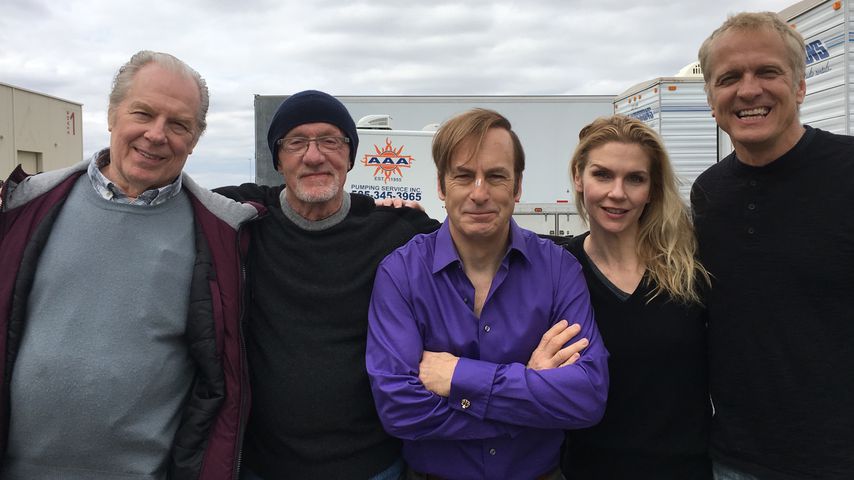 Michael McKea, Bob Odenkirk, Rhea Seehorn und andere Schauspieler am Set von "Better Call Saul"