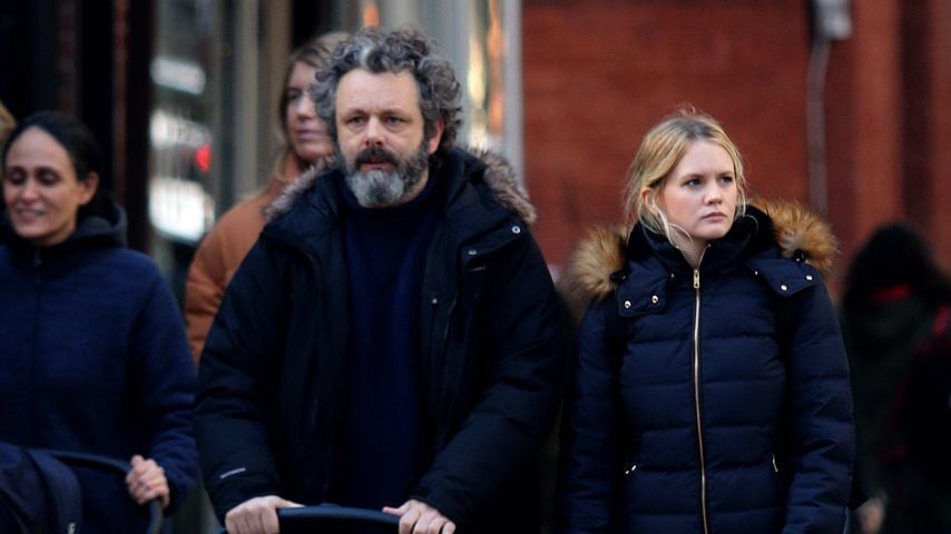 Im Vaterglück: Michael Sheen mit Baby und Anna unterwegs