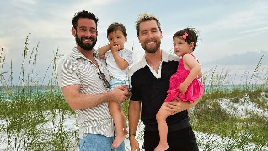 Michael Turchin und Lance Bass mit ihren Zwillingen Alexander und Violet, im Juli 2024