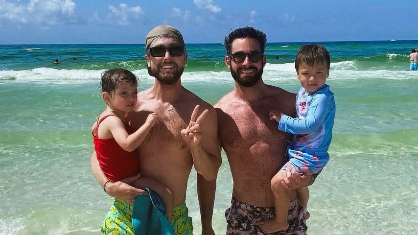 Lance Bass genießt Strandurlaub mit Ehemann Michael und Kids
