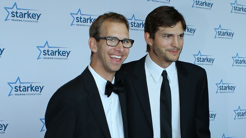 Michael und Ashton Kutcher bei der World May Hear Gala im Jahr 2013