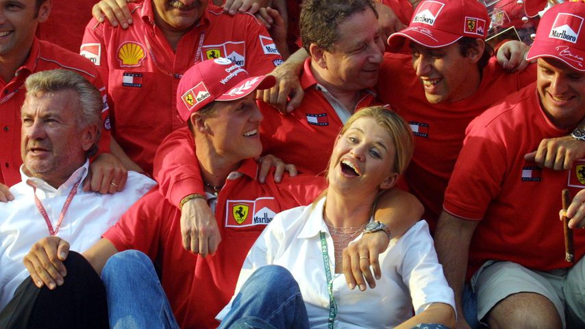Michael und Corinna Schumacher mit dem Ferrari-Team, 2001