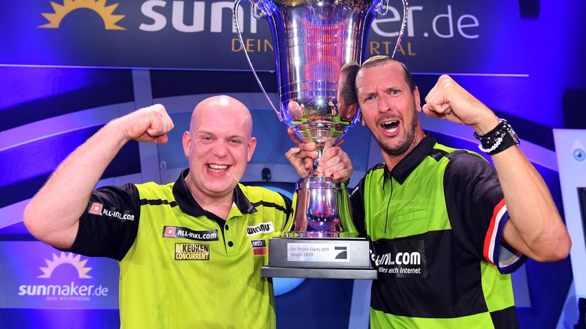 Michael van Gerwen und Pascal Hens bei der Promi-Darts-WM 2020
