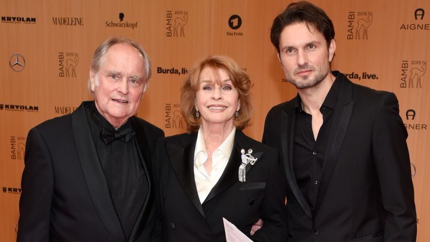 Michael Verhoeven und Senta Berger posieren mit ihrem Sohn Simon, November 2015