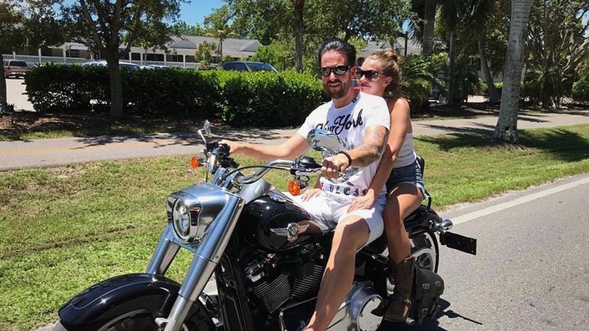 Ohne Helm unterwegs! Droht Laura Müller Ärger in den USA?
