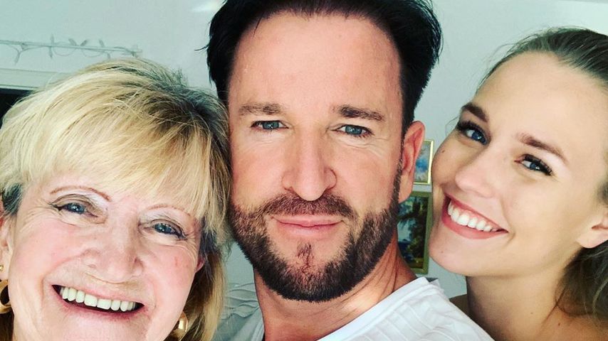 Michael Wendler und Laura Müller posieren mit seiner Mutter