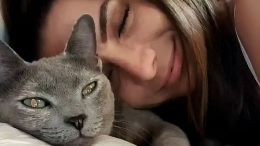 Michèle de Roos mit ihrer Katze Bijou