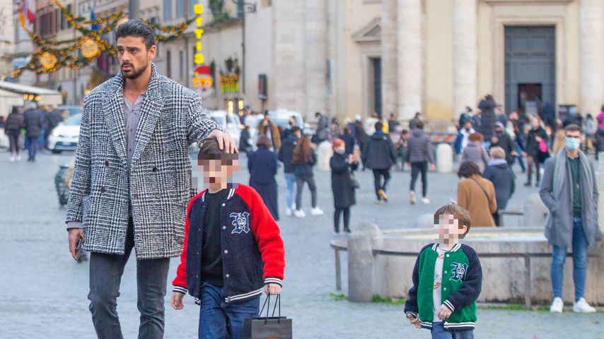 Michele Morrone mit seinen zwei Kindern in Rom