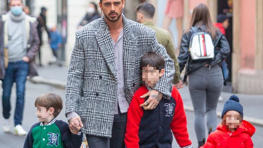 Michele Morrone mit Kindern in Rom