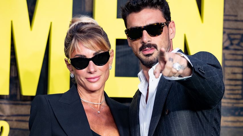 Michele Morrone und seine unbekannte Begleitung bei der Weltpremiere von "The Gentlemen" Staffel 2 in der Guildhall, London
