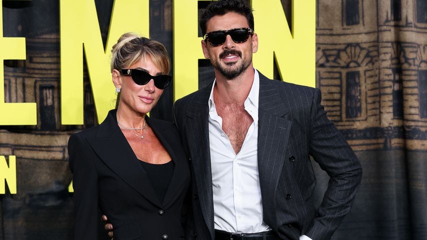 Michele Morrone mit Begleitung bei der Netflix-Premiere von "The Gentleman" Staffel 2 in der Guildhall, London