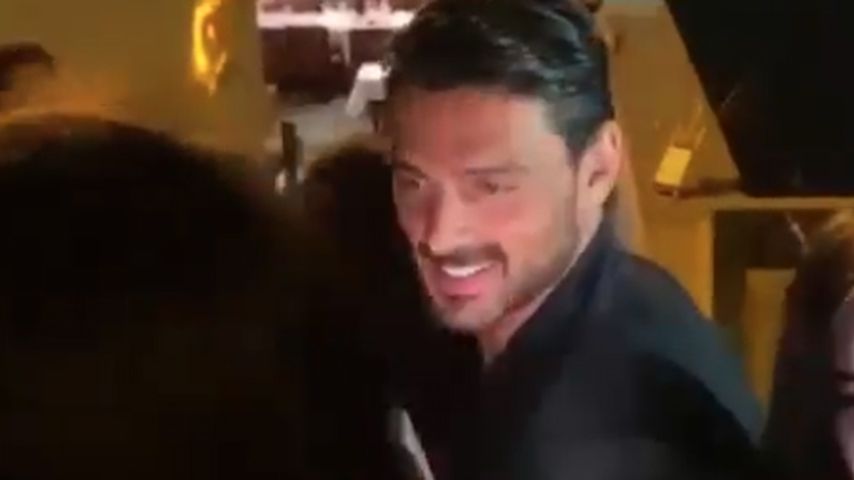 Michele Morrone mit Fans in Berlin