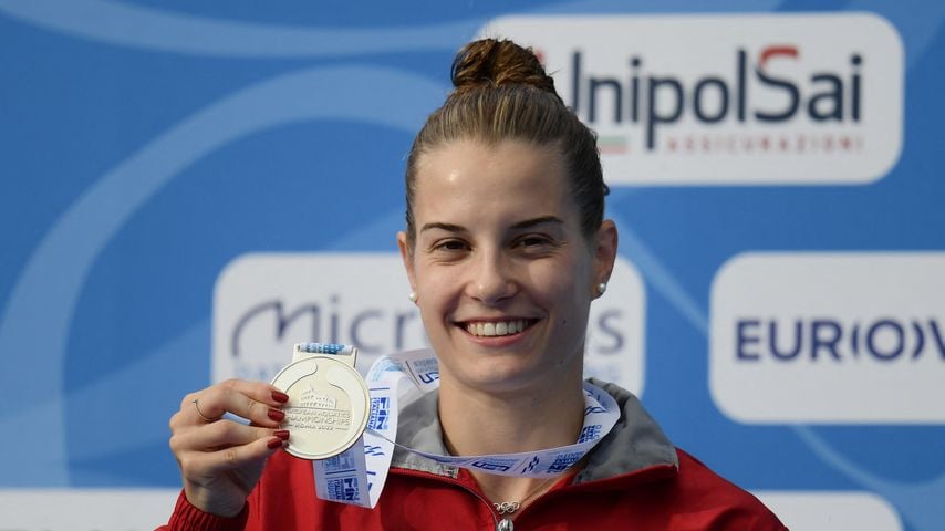 Michelle Heimberg zeigt ihre Silbermedaille bei der EM im 3-m-Brett in Rom, 19. August 2022