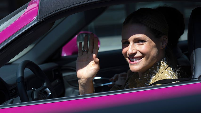 Michelle Hunziker cruist im pinken Porsche durch Bergamo