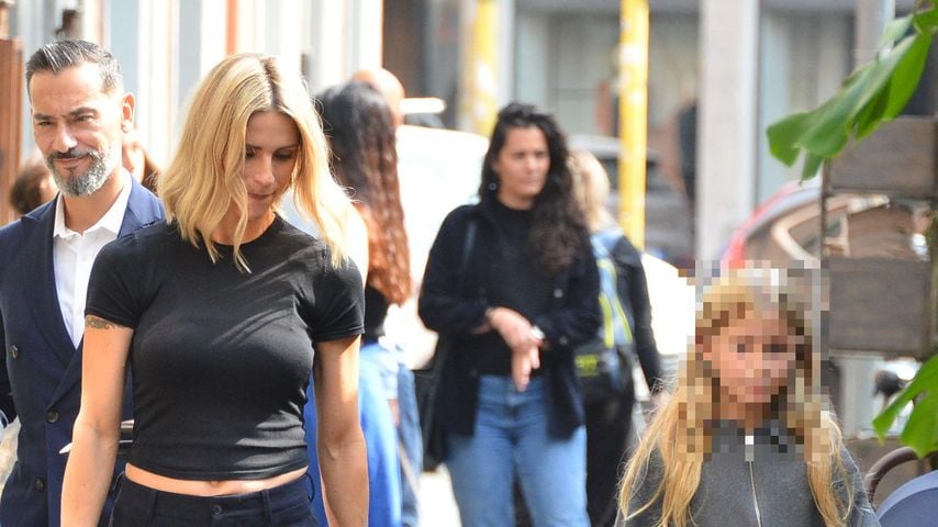 Fotos zeigen: Michelle Hunzikers Enkel (1) kann schon laufen