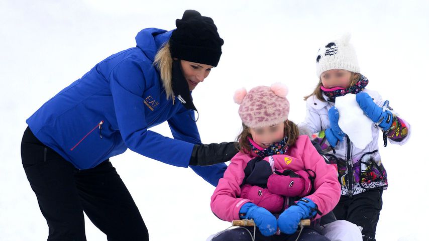 Mit der ganzen Familie: Michelle Hunziker im Schneegestöber