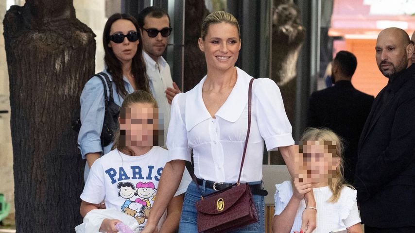 Schwangere Aurora Ramazzotti ist umgeben von ihrer Familie