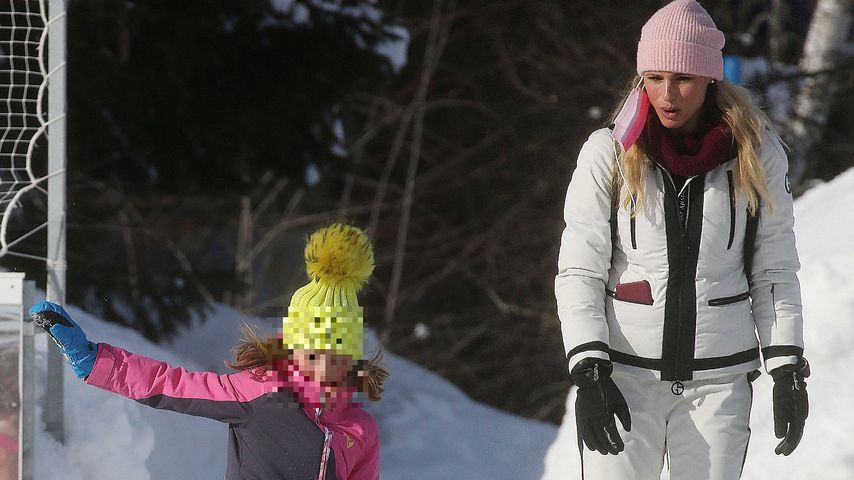 Michelle Hunziker mit ihrer Tochter auf einer Eislaufbahn, Februar 2021