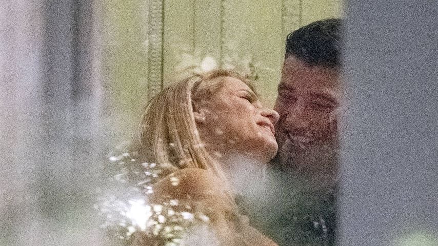 Schrecklich verliebt: Michelle Hunziker knutscht im Lokal