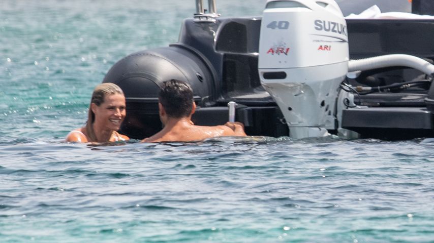 Michelle Hunziker und Giovanni Angiolini vor der Küste Sardiniens 2022