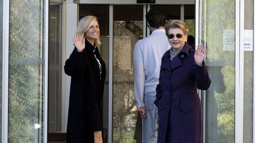 Michelle Hunziker und ihre Mutter Ineke vor dem Krankenhaus Sant'Anna