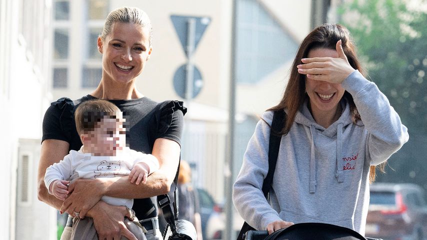 Michelle Hunziker strahlend mit ihrem Enkel Cesare unterwegs