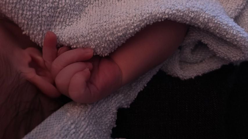 Michelle Kaminsky zeigt die Hand ihres Babys