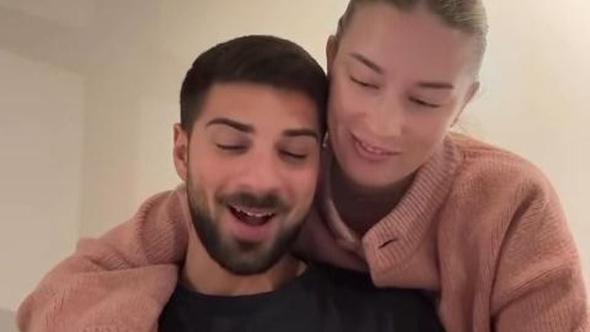 Michelle Kaminsky zeigt ihrem Freund erstes Ultraschallbild