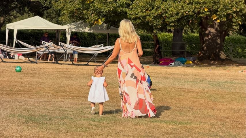 Michelle Keegan mit ihrer Tochter im Garten, 2026