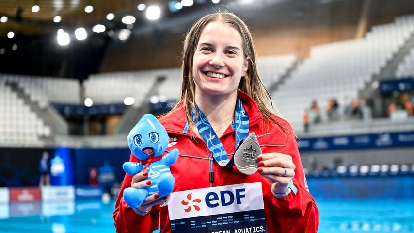 Michelle Luisa Heimberg zeigt ihre Silbermedaille bei der EM im Kunstspringen vom 1-m-Brett in Paris 2026