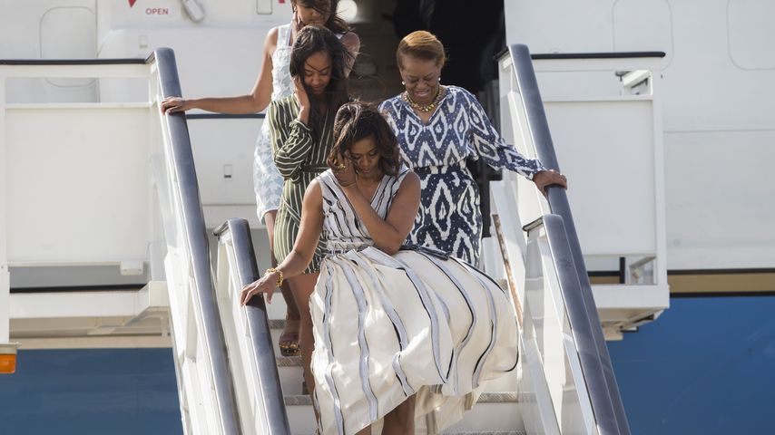 Am Flughafen: Marilyn-Monroe-Moment für die Obama-Ladys!
