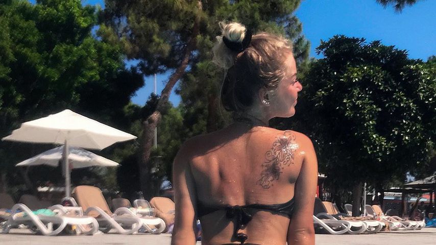 Welches Ex-Bachelor-Babe streckt hier den Po in die Kamera?