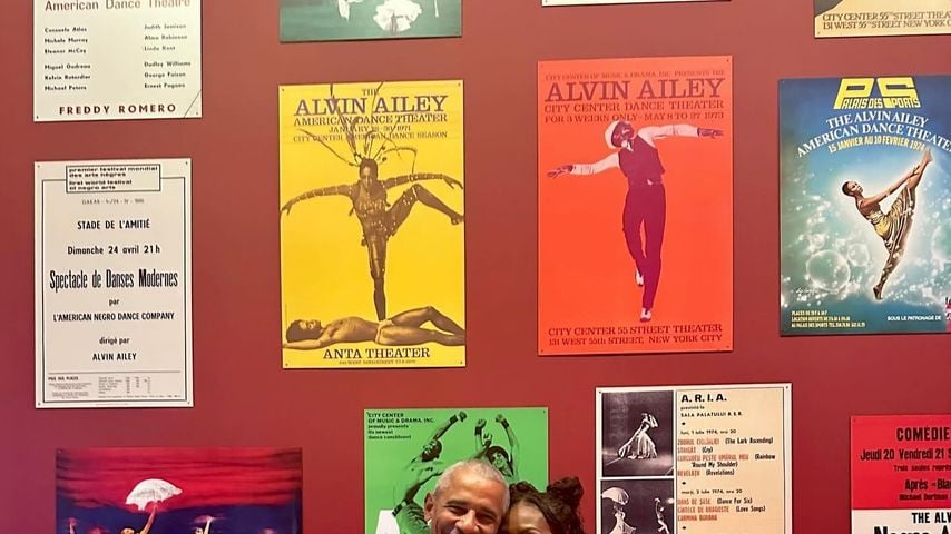Michelle und Barack Obama vor Postern von Alvin Ailey
