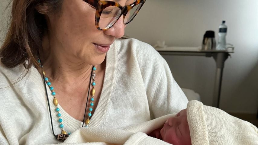 Neue Fotos: Stolze Oma Michelle Yeoh kuschelt mit Enkelkind!