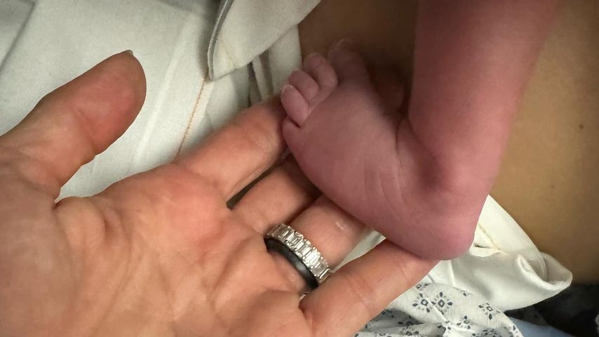 Michelle Yeoh mit einem Baby