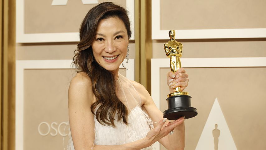 Michelle Yeoh feiert noch einmal Hochzeit mit ihrem Oscar!