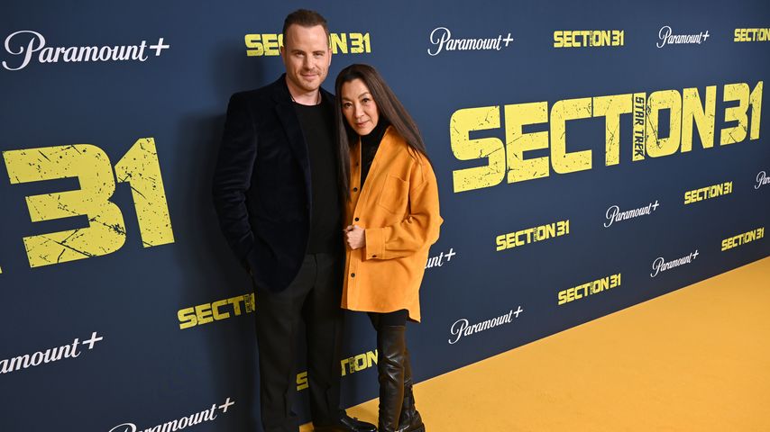 Michelle Yeoh kuschelt bei Filmpremiere mit Ex-Soap-Star