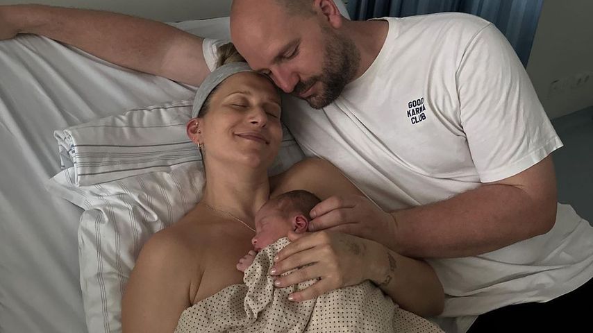 Michi von Want und ihr Partner mit ihrem Baby im Juni 2023