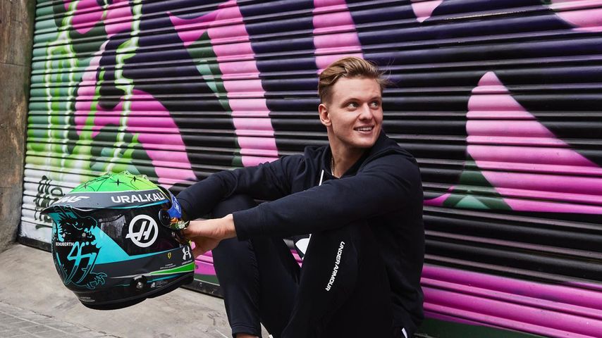 Mit seinem neuen Helm: Mick Schumacher würdigt Papa Michael