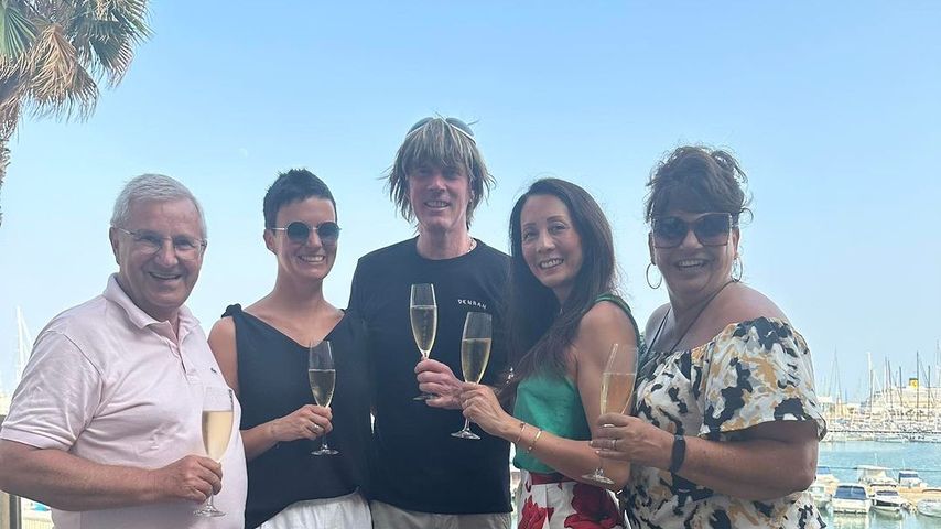 Mickie Krause und seine Frau Ute feiern Hochzeitstag mit Freunden