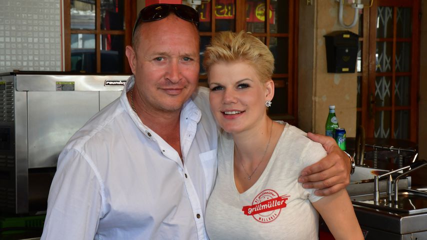 Mike Blümer und Melanie Müller bei der Eröffnung der Imbissbude Grillmüller auf Mallorca