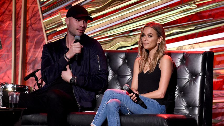 Mike Caussin und Jana Kramer in einer Talkshow