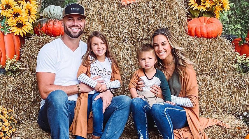 Mike Caussin und Jana Kramer mit ihren Kindern