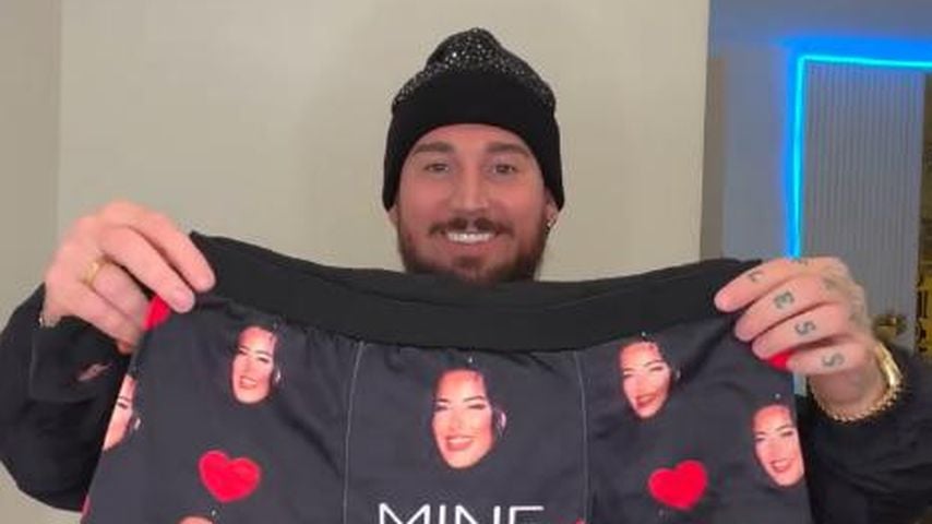 Heiter in den Advent: Leyla schenkt Mike freches Höschen